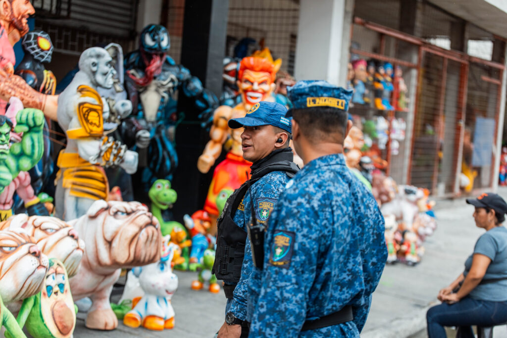 Agentes de control municipal vigilan permanentemente la zona para garantizar la seguridad de los visitantes y de los artesanos. 