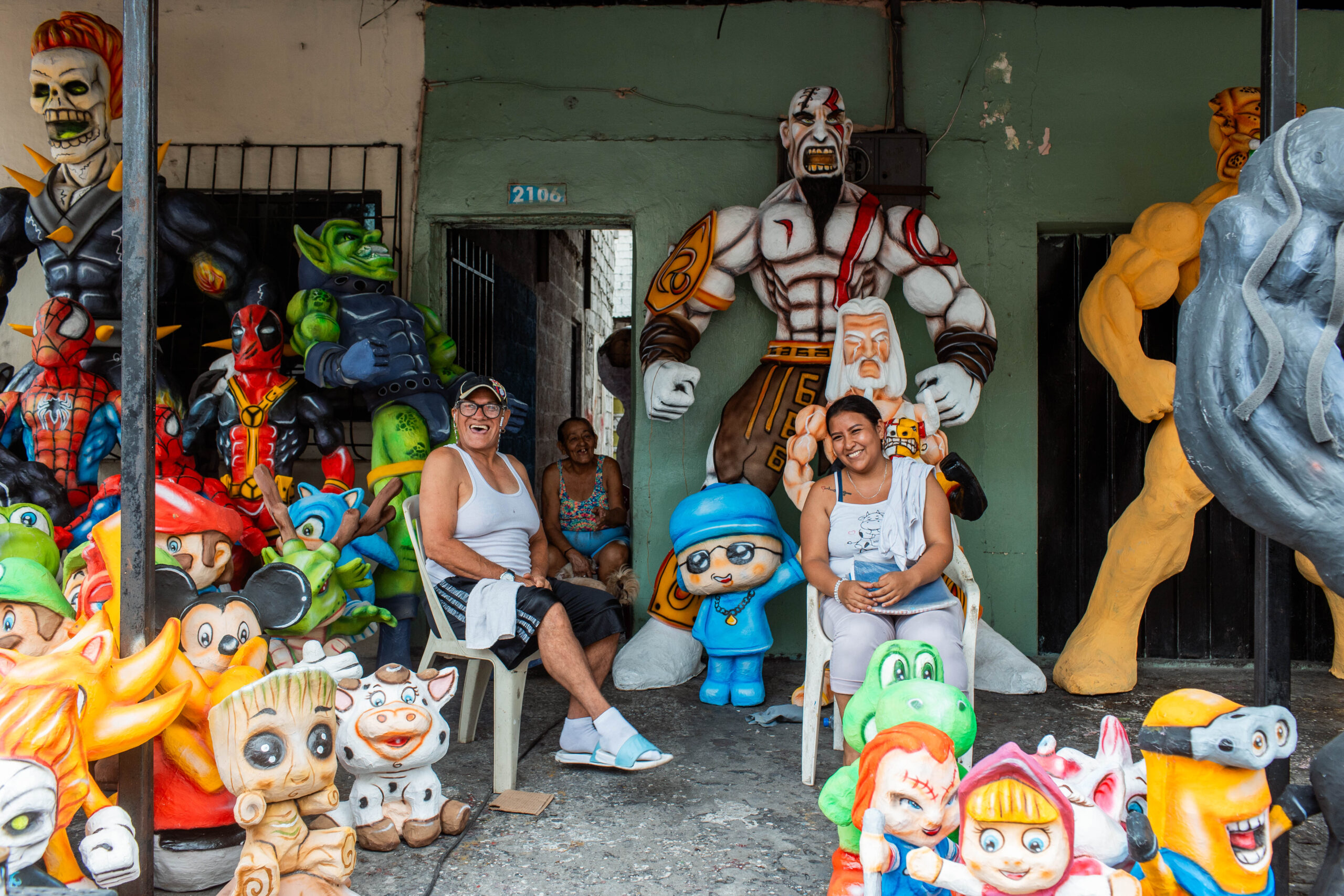 Una familia de comerciantes de monigotes muestra su felicidad al contar con un espacio digno y seguro para vender sus monigotes.