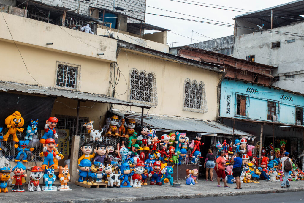 Los comerciantes de monigotes ocupan las aceras de una forma ordenada y segura para los visitantes. 