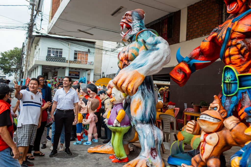 Fernando Cornejo (izq. De pantalón negro y camisa blanca), director de Aseo Cantonal, Mercados y Servicios Especiales, recorrió la zona y dialogó con los artesanos. 