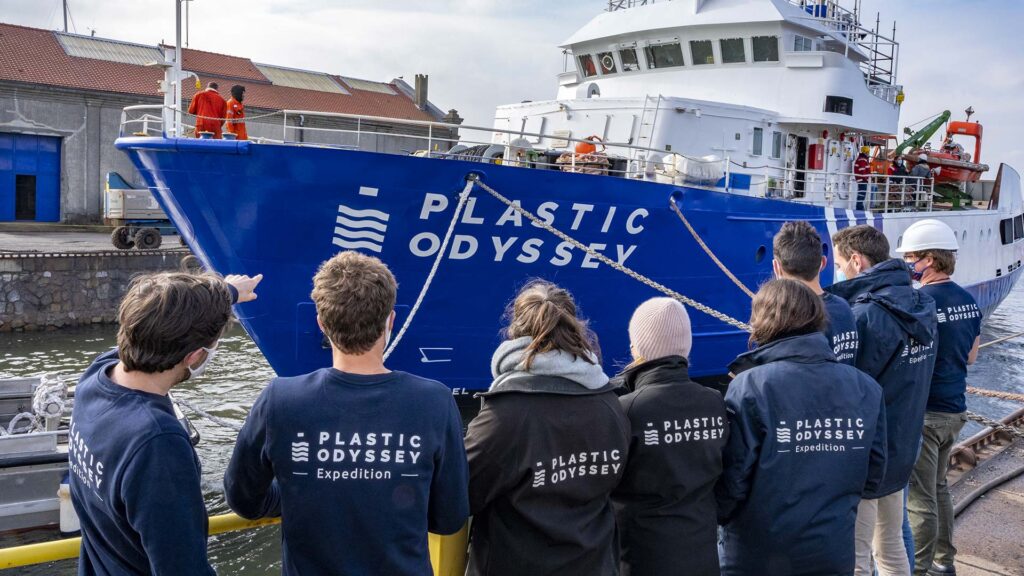 La tripulación de 20 personas de Plastic Odyssey, que está en Guayaquil, también está en la búsqueda de reducir el uso de plásticos.