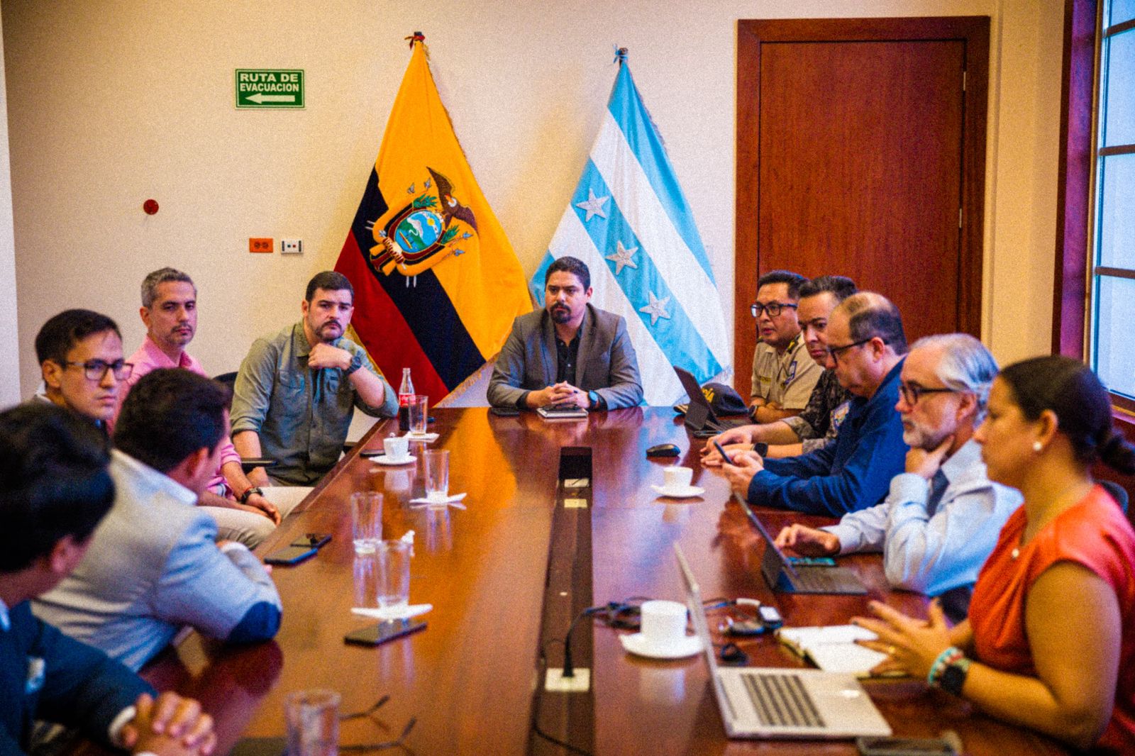 El viceministro del de Interior, Lyonel Calderón (centro) y el alcalde de Guayaquil Aquiles Alvarez (izquierda) lideraron la primera mesa técnica de seguridad entre la Alcaldía de Guayaquil y el Gobierno, la cual se realizó en la Gobernación del Guayas.