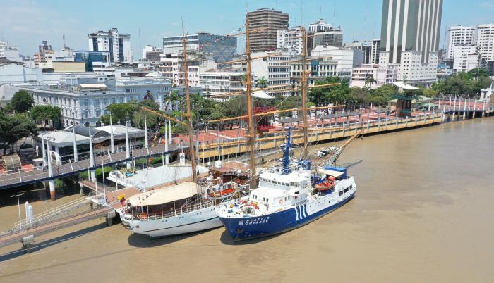 Una vista aérea de la embarcación Plastic Odyssey, un buque que aporta al ecosistema y visita Guayaquil.