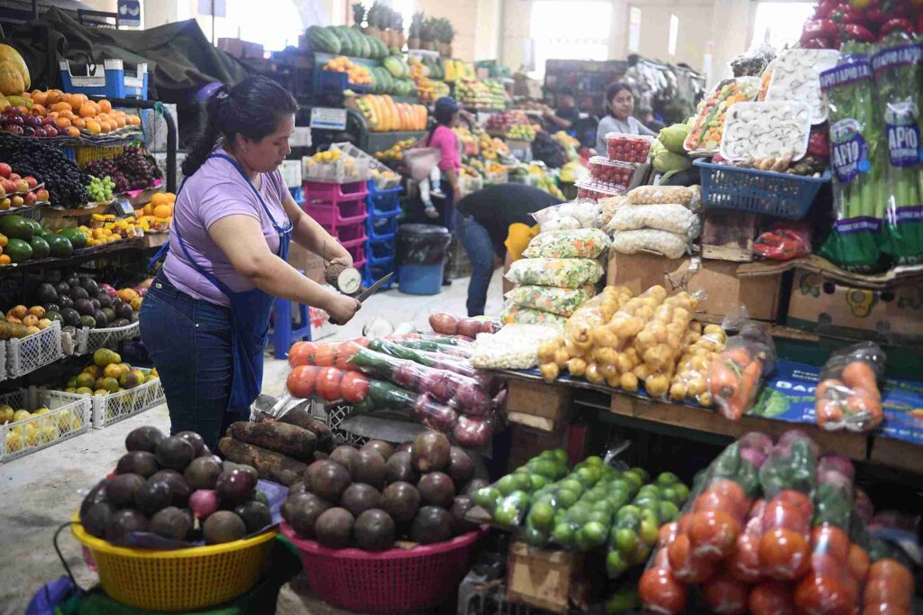 Una vendedora trabaja en uno de los puestos de los mercados municipales de la Alcaldía Ciudadana.