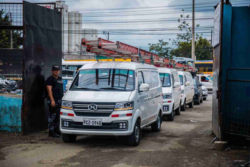 Más de un centenar de camionetas completamente equipadas brindarán soporte a militares y policías.