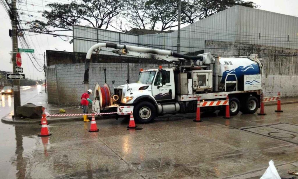 La Sala Situacional de SEGURA EP coordina con Interagua y Emapag la movilización de los hidrocleaners.