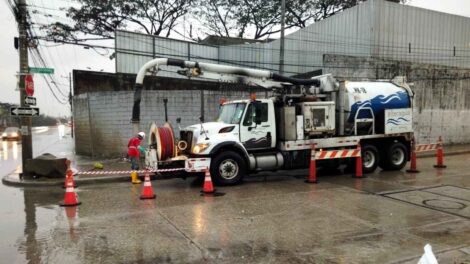 La Sala Situacional de Segura EP coordinó con Interagua y Emapag EP la movilización de 9 hidrocleaners.