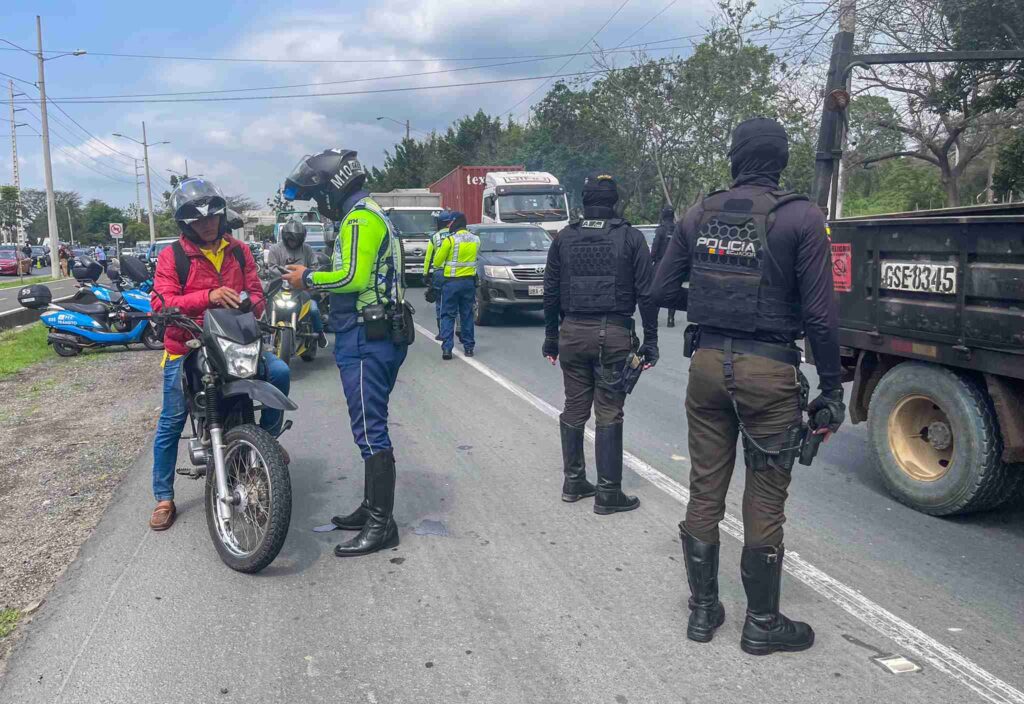 Personal de la ATM y Policía Nacional durante el operativo del jueves en Guayaquil.