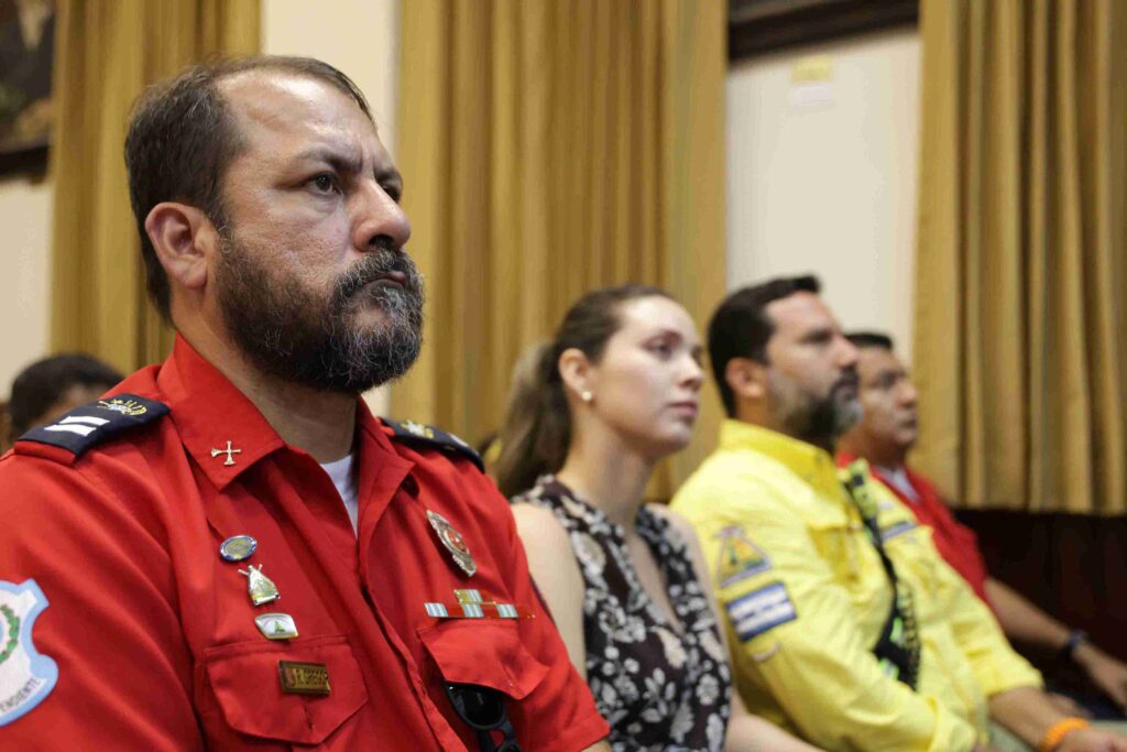 Autoridades estuvieron presentes en la reunión para combatir los incendios forestales.