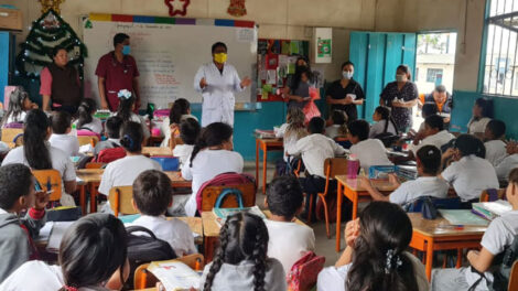 Los alumnos de la escuela Emilio Estrada Carmona recibieron atención de la Alcaldía Ciudadana.