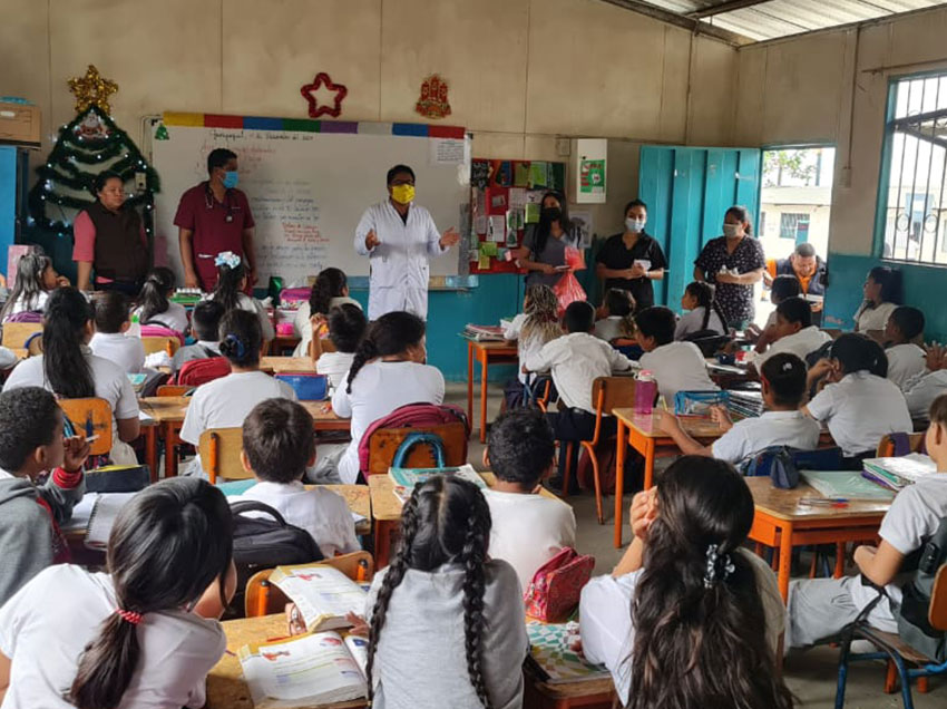 Los alumnos de la escuela Emilio Estrada Carmona recibieron atención de la Alcaldía Ciudadana.