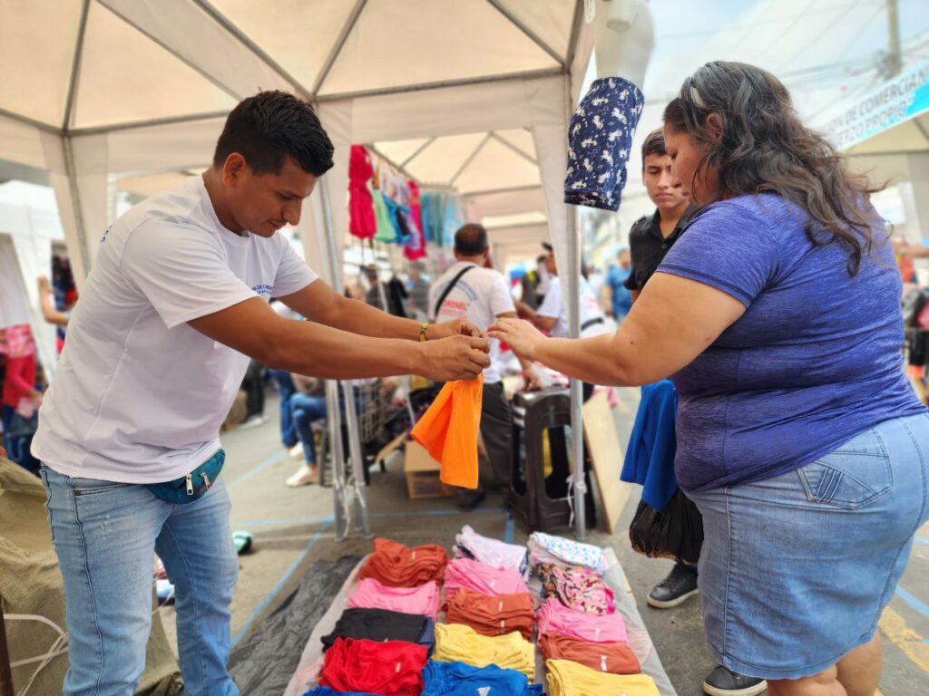 Un comerciante autónomo muestra sus productos a una compradora. 