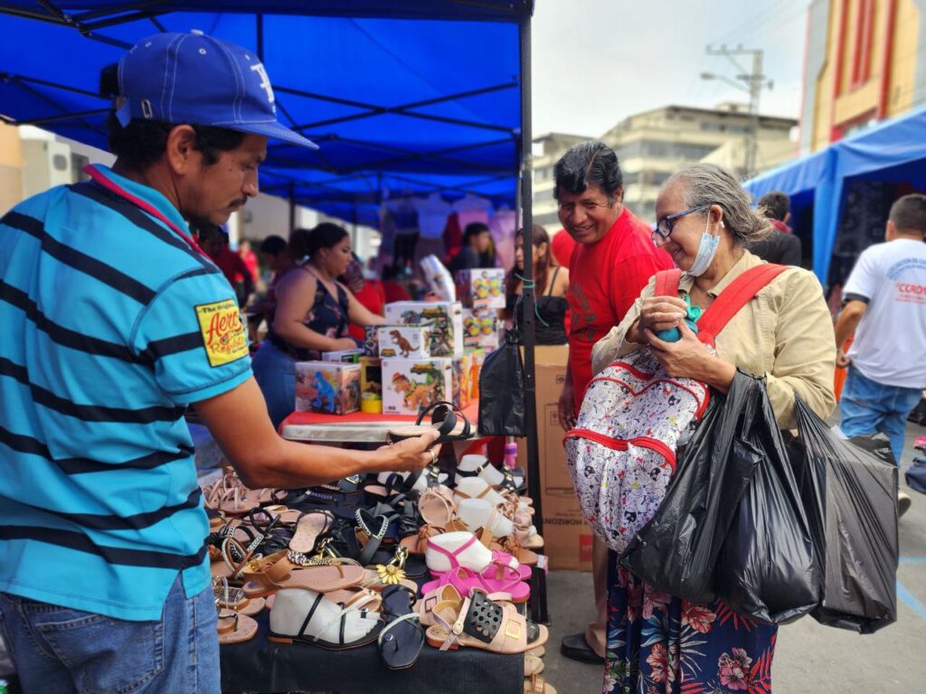 En los corredores navideños se ofrecieron diversos productos como ropa, juguetes, adornos, artesanías, entre otros.