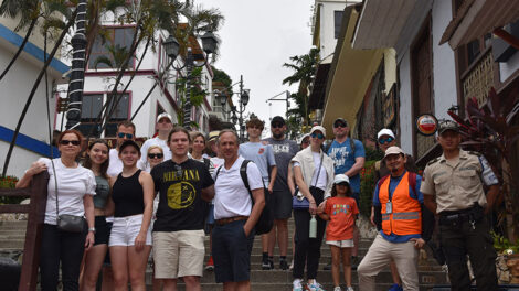 Los cruceristas posan para una foto en las tradicionales escalinatas del barrio Las Peñas.