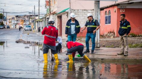 Una cuadrilla municipal destapa una alcantarilla obstruida por basura y lodo.