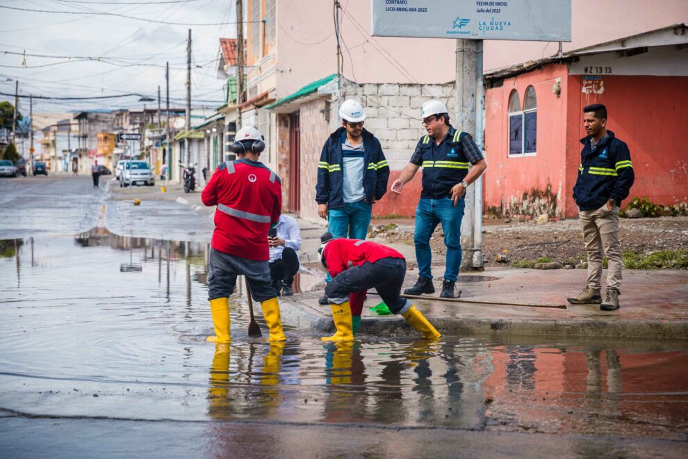 Una cuadrilla municipal destapa una alcantarilla obstruida por basura y lodo.