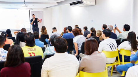 ÉPICO organizó una charla magistral sobre inteligencia artificial con Raúl Villamarín, vicepresidente de Woxsen University.