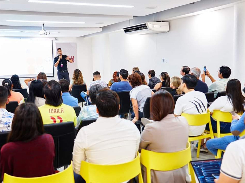 ÉPICO organizó una charla magistral sobre inteligencia artificial con Raúl Villamarín, vicepresidente de Woxsen University.