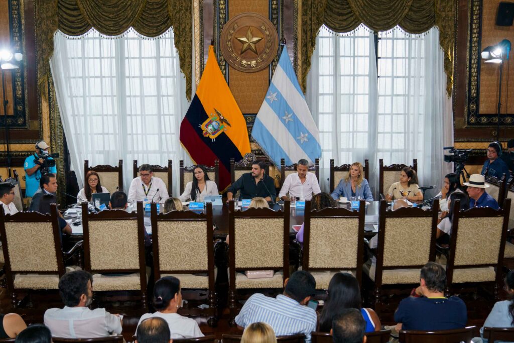 El Concejo Municipal realizó una sesión extraordinaria en la que se recordó a los fallecidos, se rindió homenaje a los héroes y se condenó la violencia. 