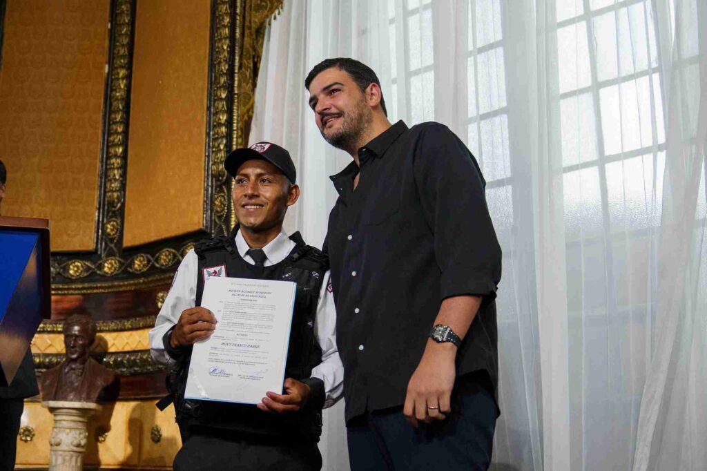 El alcalde Aquiles Alvarez entregó un acuerdo de congratulación a Deivy Merlin Franco Barre, el guardia que auxilió a una estudiante herida de bala y la llevó a un hospital. 