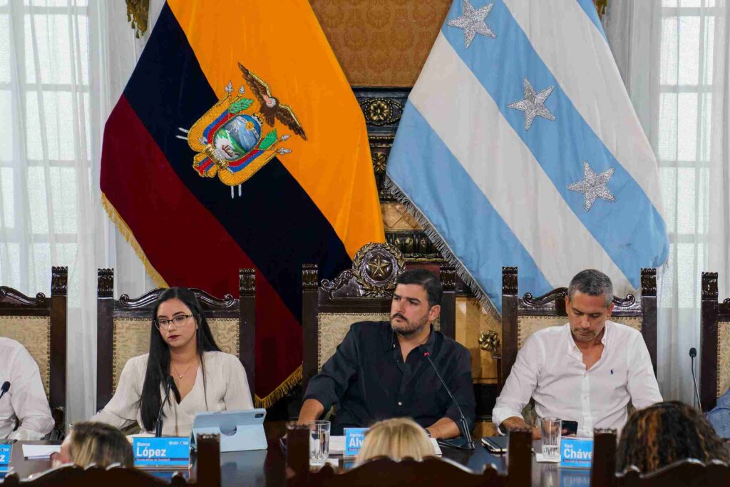 El alcalde Aquiles Alvarez (centro) presidió la sesión de Concejo. En la foto lo acompañan la vicealcaldesa Blanca López (izq.) y el concejal Raúl Chávez (der.)