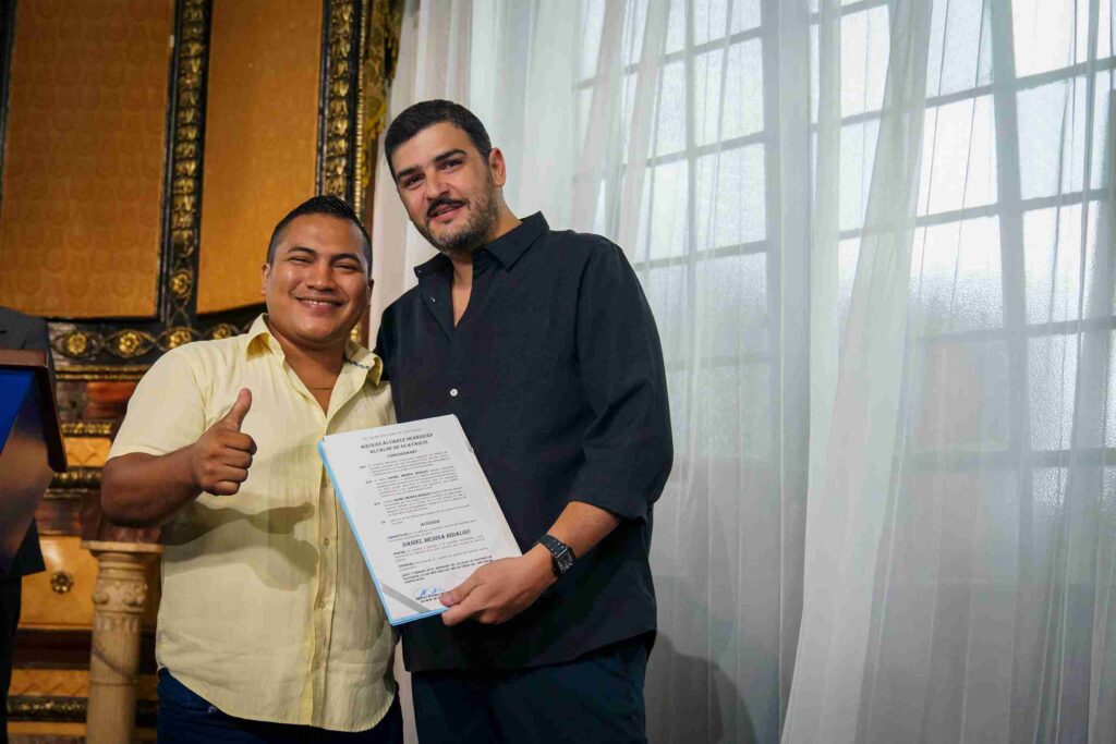 El alcalde Aquiles Alvarez también entregó un acuerdo de congratulación a Juan Daniel Medina Hidalgo, quien transportó en el bus que conducía, de forma gratuita, a ciudadanos que necesitaban llegar a sus hogares.  