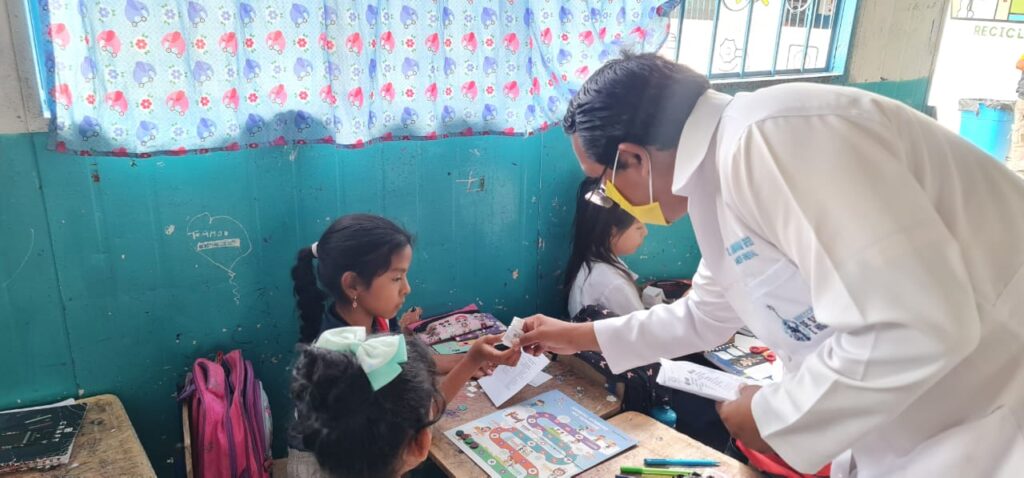 Los estudiantes atienden las instrucciones de los doctores.