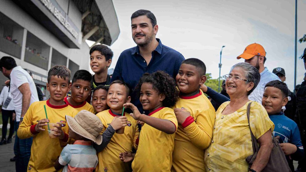 El alcalde Aquiles Alvarez lideró la inauguración del torneo en el estadio “Chucho”” Benítez y compartió con los pequeños futbolistas.