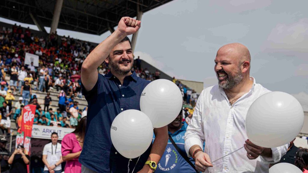 El alcalde Aquiles Alvarez y el presidente de Liga Pro, Miguel Ángel Loor, durante la inauguración del toreo. 