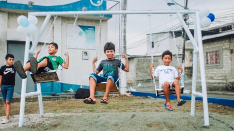 Un grupo de niños se divierte en uno de los juegos del renovado parque del sector Guerreros del Fortín.