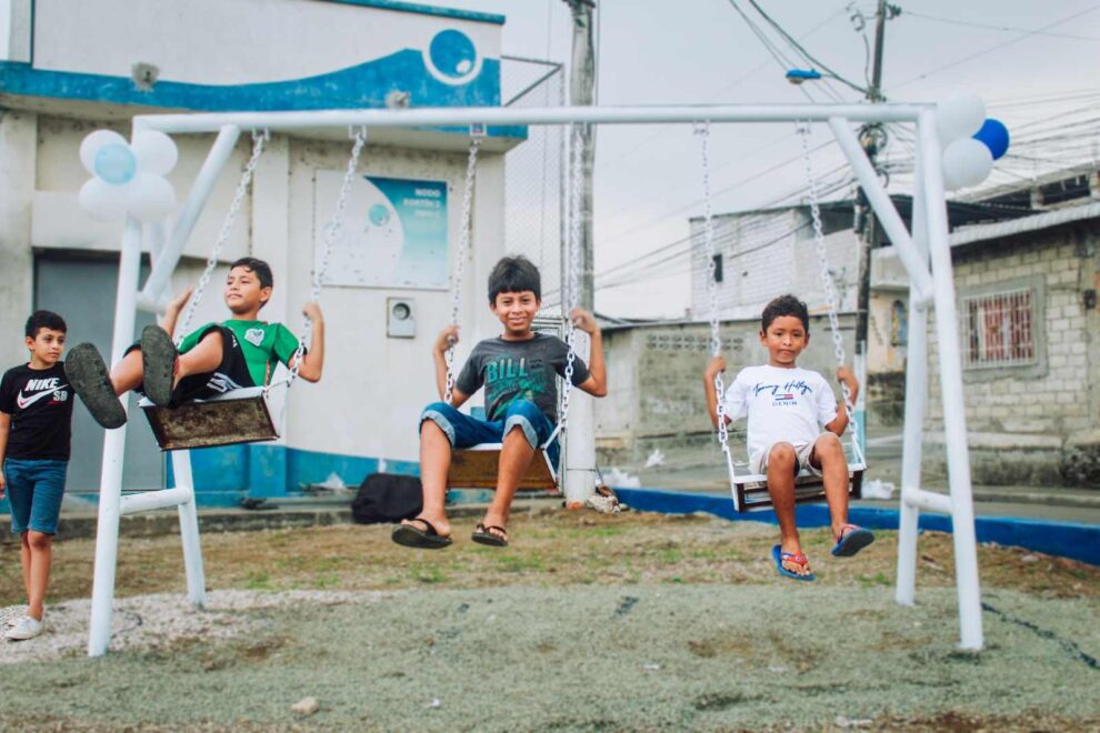 Un grupo de niños se divierte en uno de los juegos del renovado parque del sector Guerreros del Fortín.