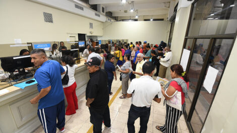 La Alcaldía habilitó 20 ventanillas para quienes acuden a pagar los impuestos prediales de forma presencial.