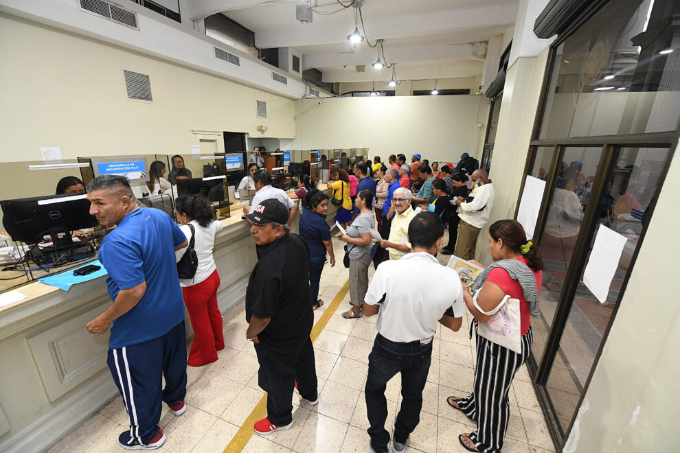 La Alcaldía habilitó 20 ventanillas para quienes acuden a pagar los impuestos prediales de forma presencial.