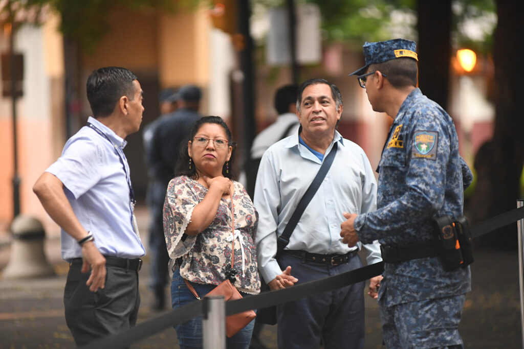 Agentes de Control Municipal de SEGURA EP brindan seguridad y orientan a la ciudadanía que acude al Municipio a pagar sus impuestos prediales. 