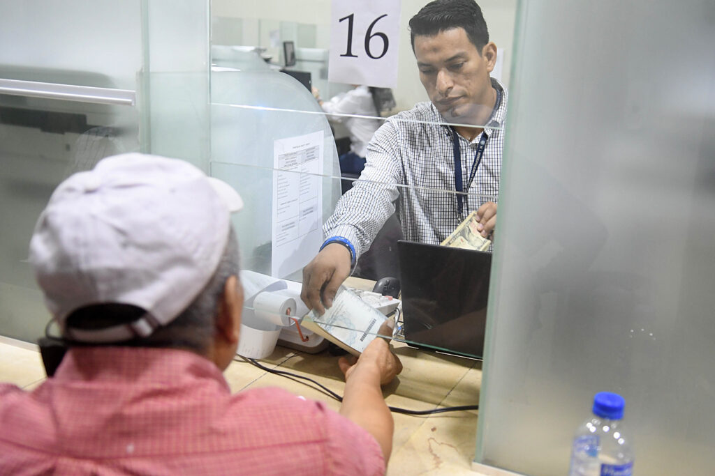 Un ciudadano paga sus impuestos prediales de forma ágil y segura en una de las ventanillas habilitadas por el Municipio de Guayaquil 