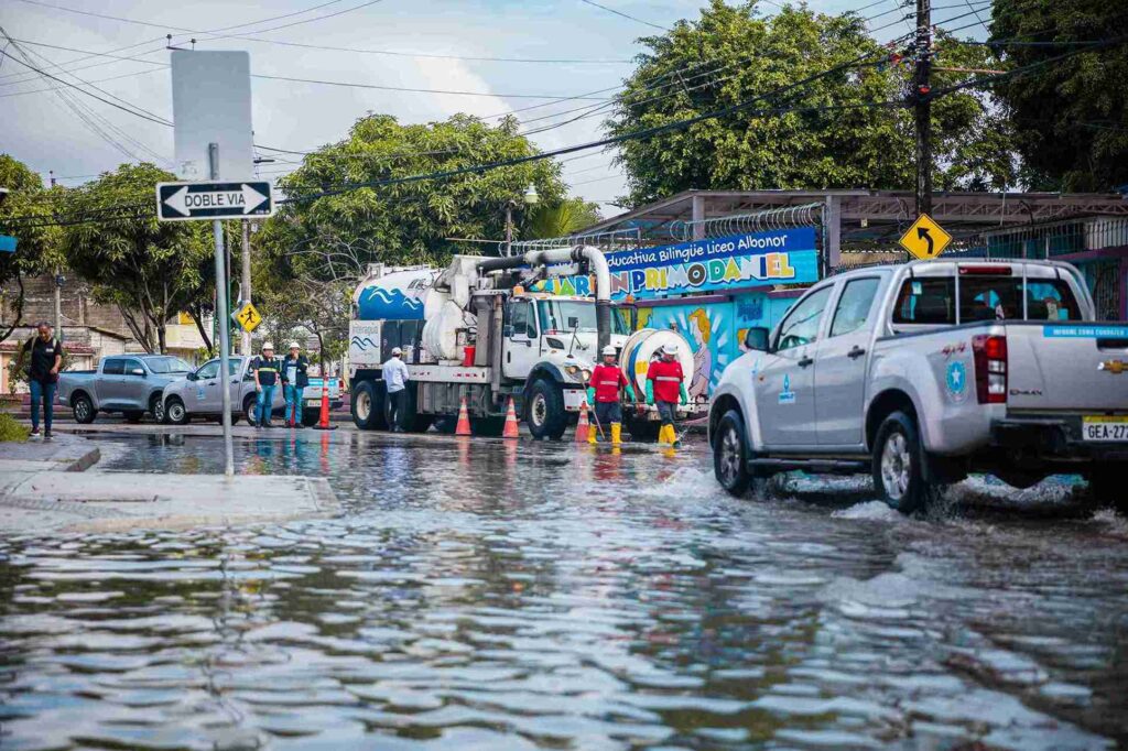 Personal de Interagua interviene con sus equipos en la ciudadela La Alborada, donde se registraron inundaciones. 