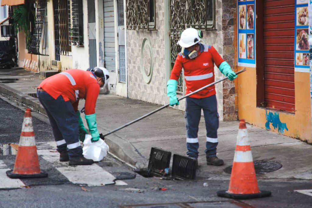 Las alcantarillas y sumideros fueron revisados y limpiados uno por uno para que puedan funcionar de forma eficiente 