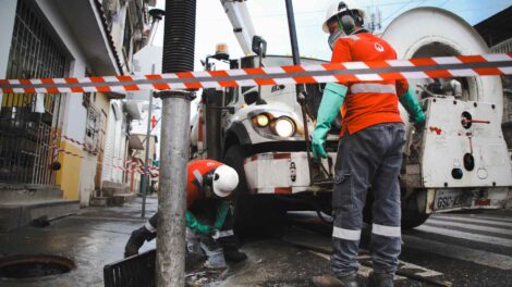 La Alcaldía de Guayaquil utiliza hidrocleaners para limpiar los sistemas de alcantarillado y evitar inundaciones.