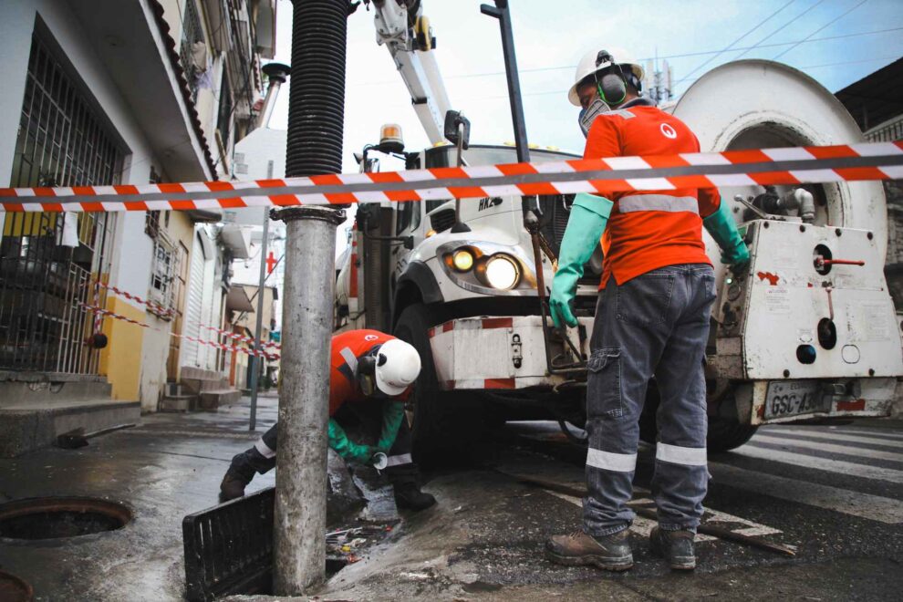 La Alcaldía de Guayaquil utiliza hidrocleaners para limpiar los sistemas de alcantarillado y evitar inundaciones.