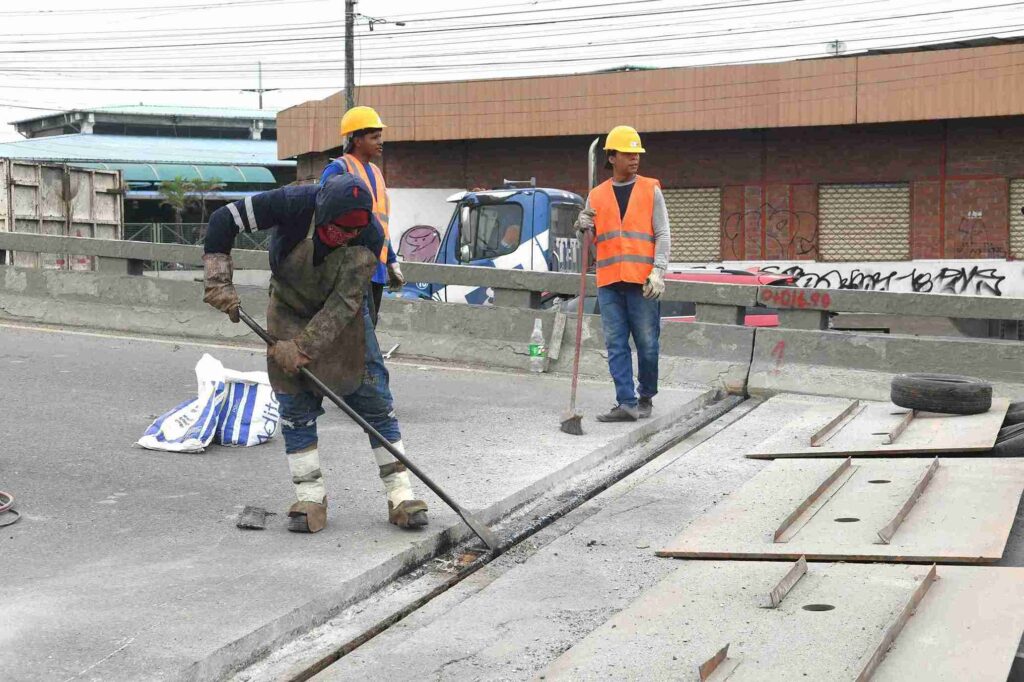 Las juntas de dilatación permiten absorber los movimientos y las variaciones térmicas de la estructura, evitando fisuras y deformaciones. 