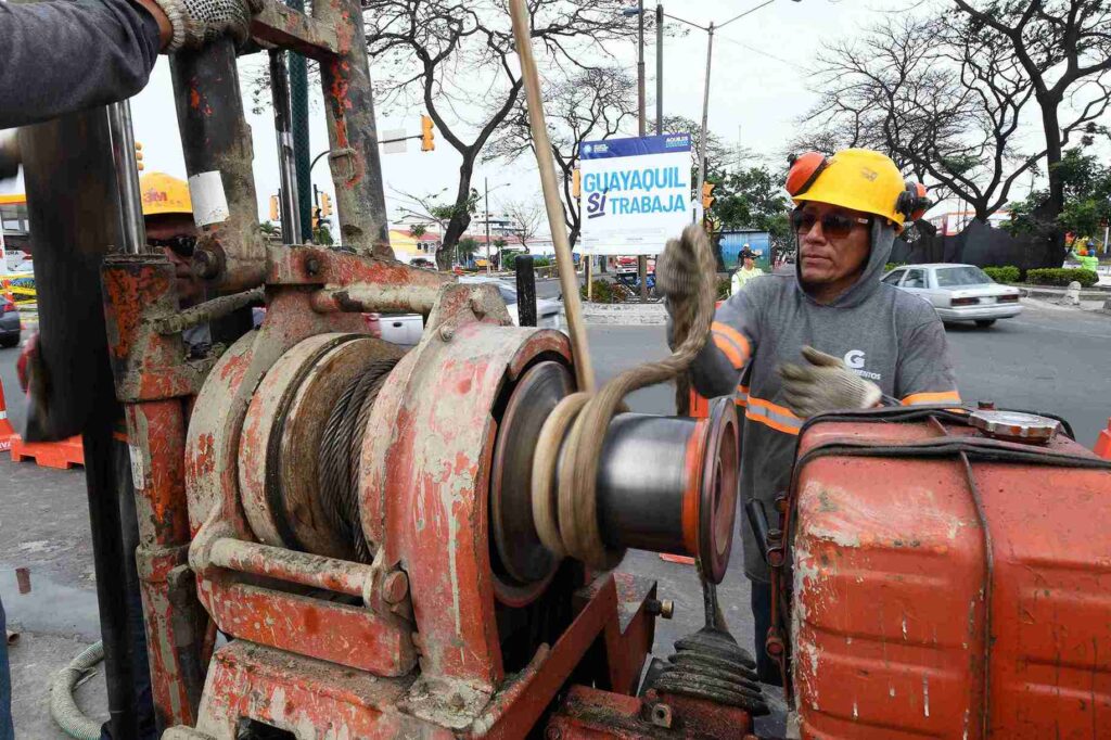 La segunda fase del proyecto incluye la cimentación de las bases o hincado de pilotes. 