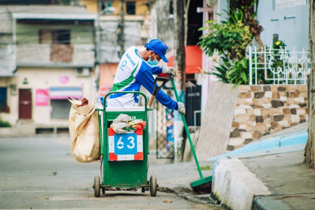 Personal de Urvaseo realizó la limpieza de las calles del barrio. 