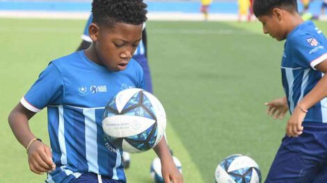 Un niño beneficiario de las escuelas sociodeportivas del Municipio de Guayaquil, domina la pelota durante un entrenamiento.