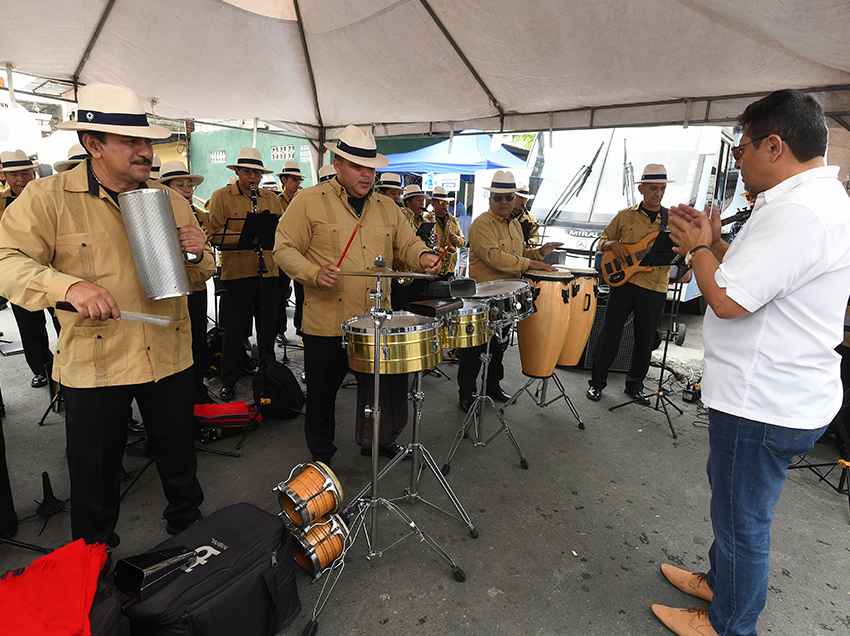 La Banda Municipal amenizó el ambiente con música y baile. 