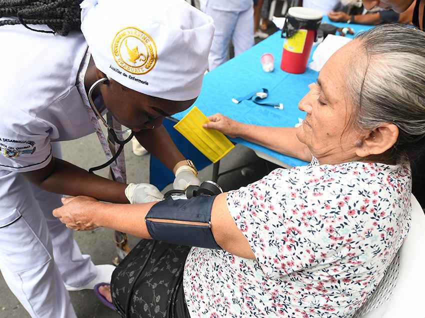 Auxiliares de enfermería de la Casa Comunal del Guasmo en la Activación Ciudadana organizada por la Dirección de Vinculación con la Comunidad.