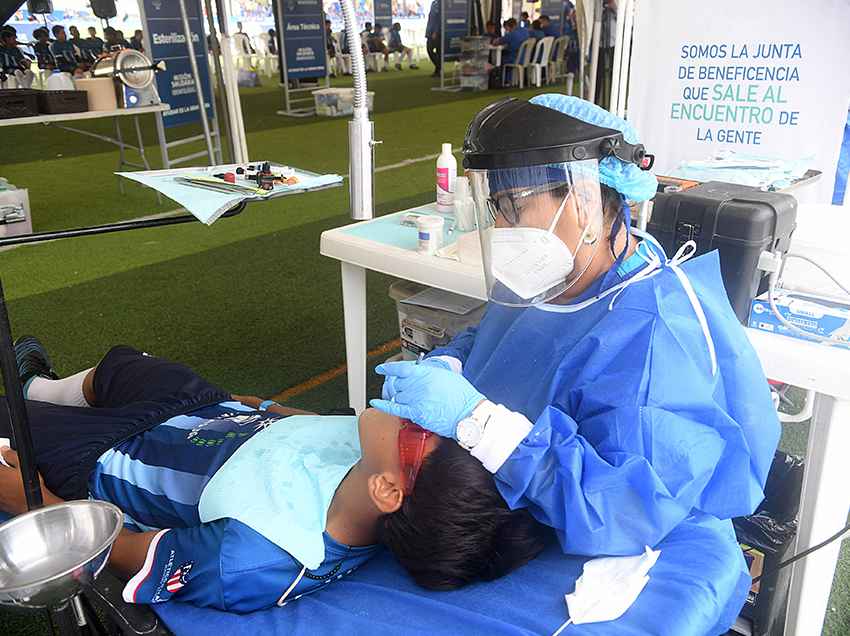 Además de las enseñanzas deportivas, los niños reciben atención odontológica y médica. 