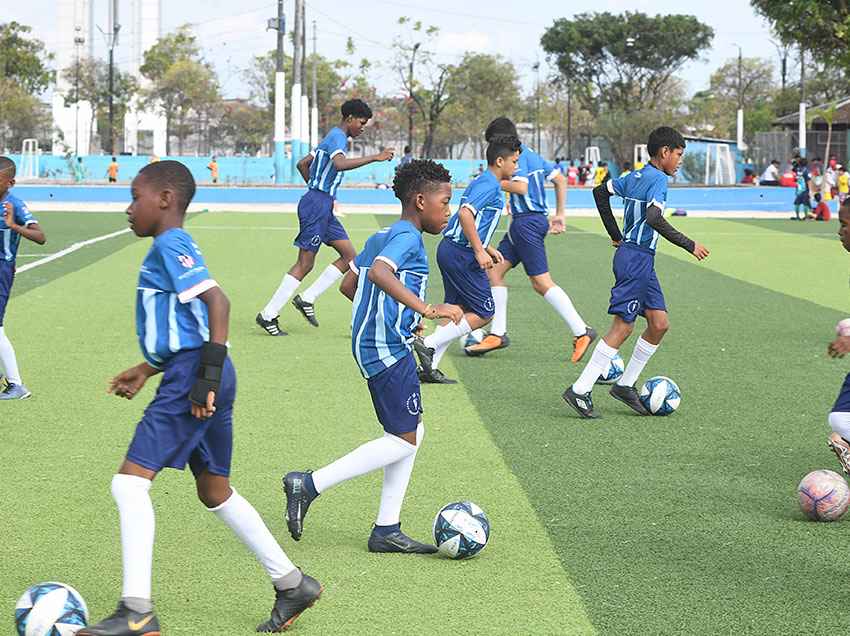 Los menores reciben uniformes, zapatos y demás implementos para realizar sus entrenamientos 