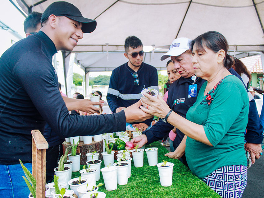 La Activación Ciudadana realizada en Ciudad Santiago llevó servicios a las familias del sector.