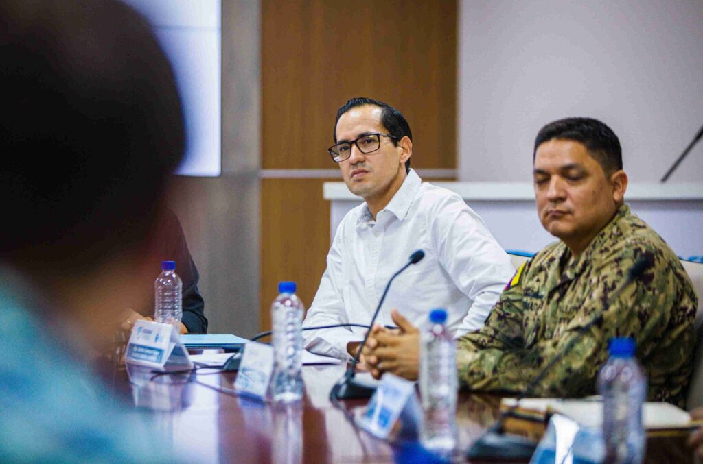 Andrés Sandoval, gerente de SEGURA EP participó en la reunión, junto con representantes de la Policía Nacional y Fuerzas Armadas. 