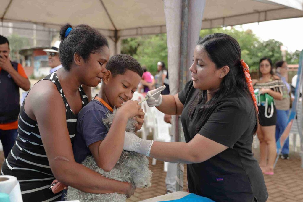 Personal de Bienestar Animal atendió a los animales de compañía de los moradores del sector. 